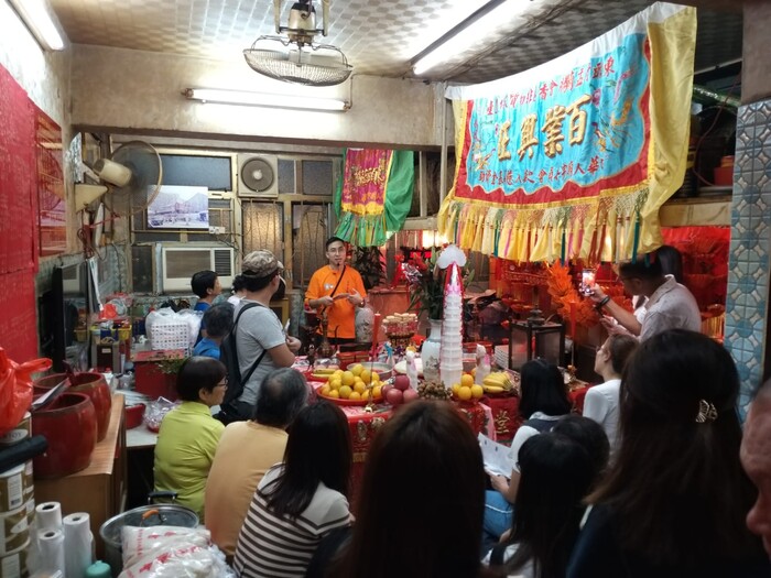 市建局支持东头邨盂兰胜会举办「 盂兰文化及戏棚小食导赏团」，在九龙城区内发掘「小潮州」文化。